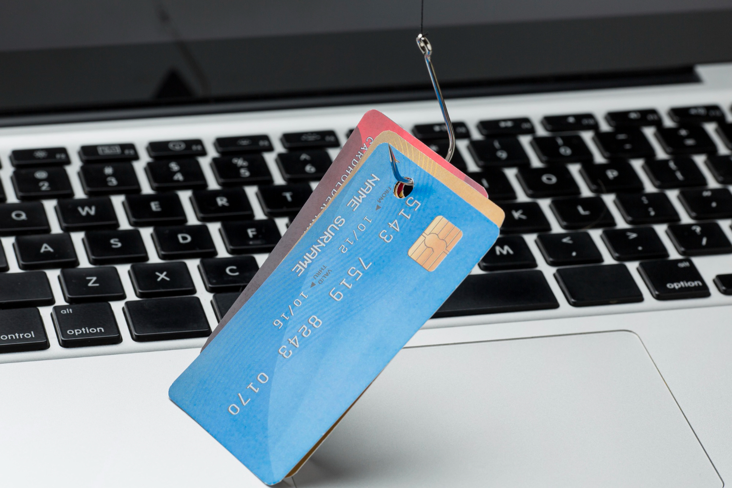 delle carte di credito che vengono pescate da un amo