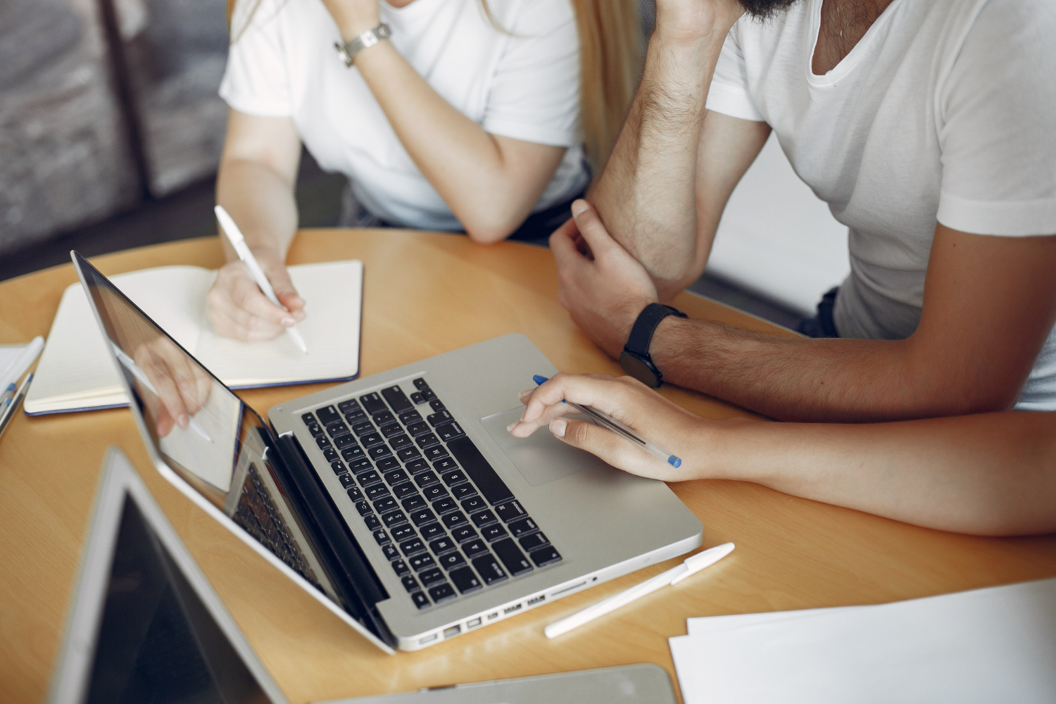 persone che studiano attorno ad un computer
