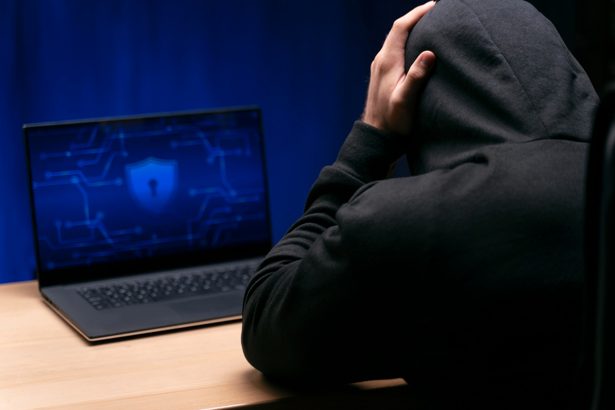 Hacker che non riesce ad hackerare un pc perché è protetto da una buona soluzione IT